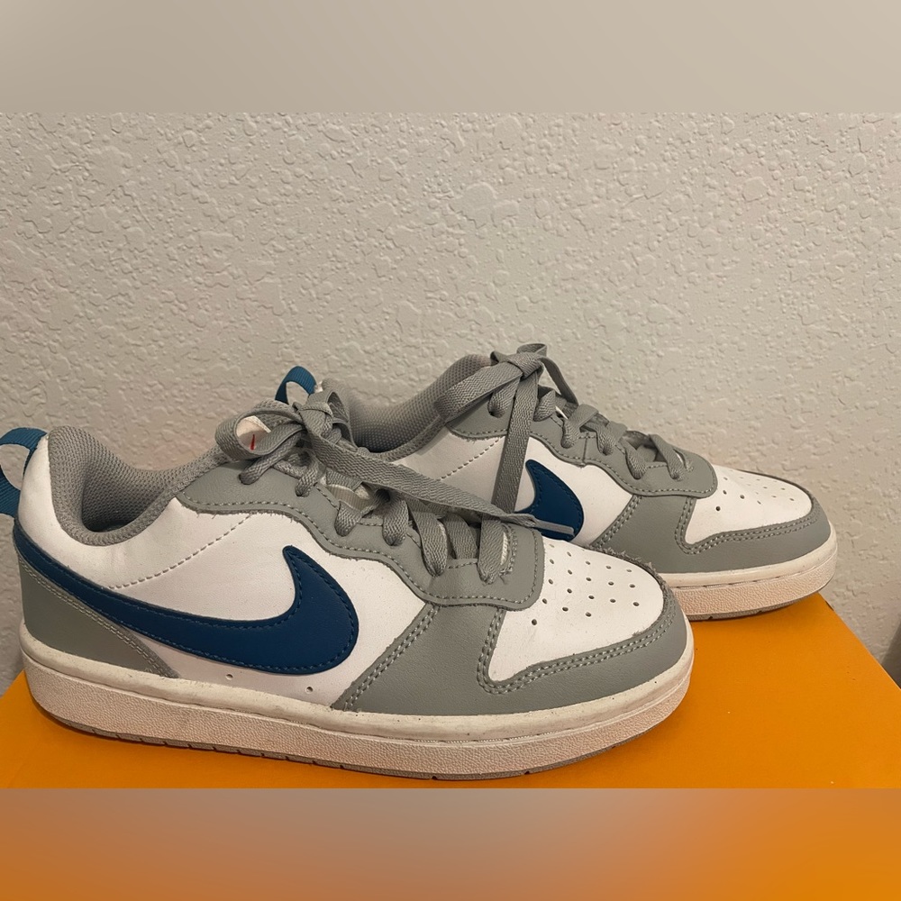 NIKE BOYS BIG KID COURT BOROUGH 2 LOW SNEAKER - GREY